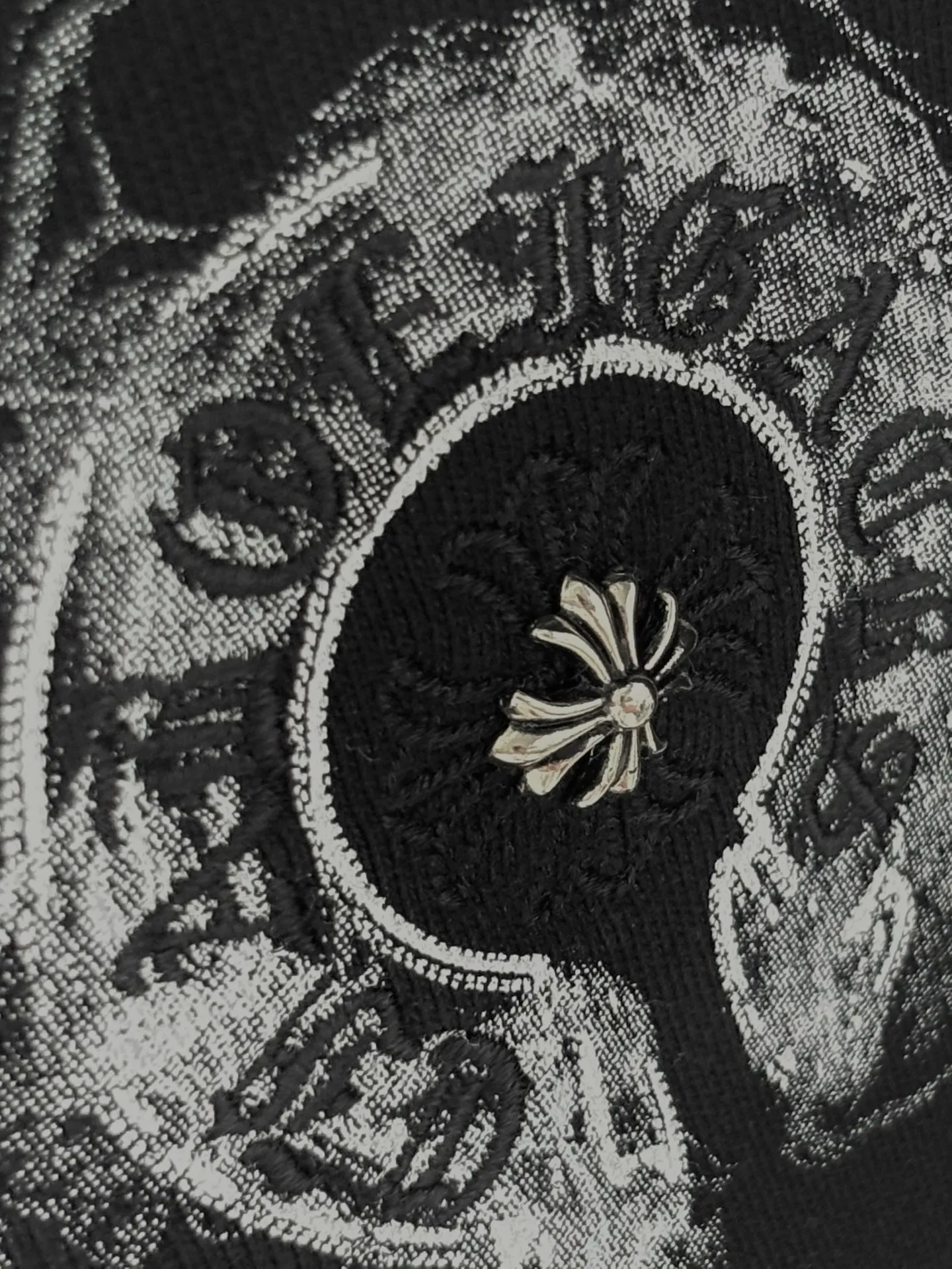 P250 [High Quality] Chrome Hearts Embroidered Horseshoe Rivets🪡+Watermark Letters‼ ️Round neck sweatshirt *Customized 420g terry cotton fabric, soft, skin-friendly and comfortable *Embroidery process: front horseshoe print + rivet embroidery *A very simple and elegant classic continuation. It is unparalleled in terms of upper body comfort, interpreting your luxury and taste, and creating your fashion style and charm. Three complete standards. Same style for men and women. 𝐂𝐎𝐋𝐎𝐔𝐑: Black/White 𝐒𝐈𝐙𝐄: S-XL